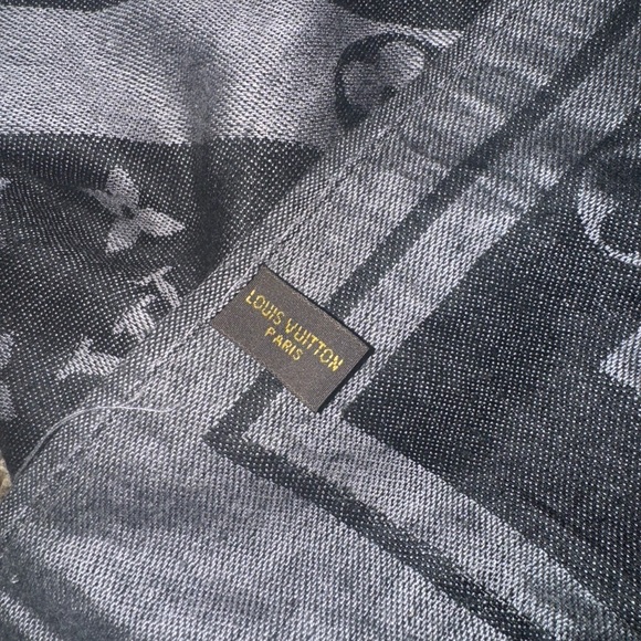 Louis Vuitton Monogram Pattern Soft Scarf Shawl - Picture 3 of 5